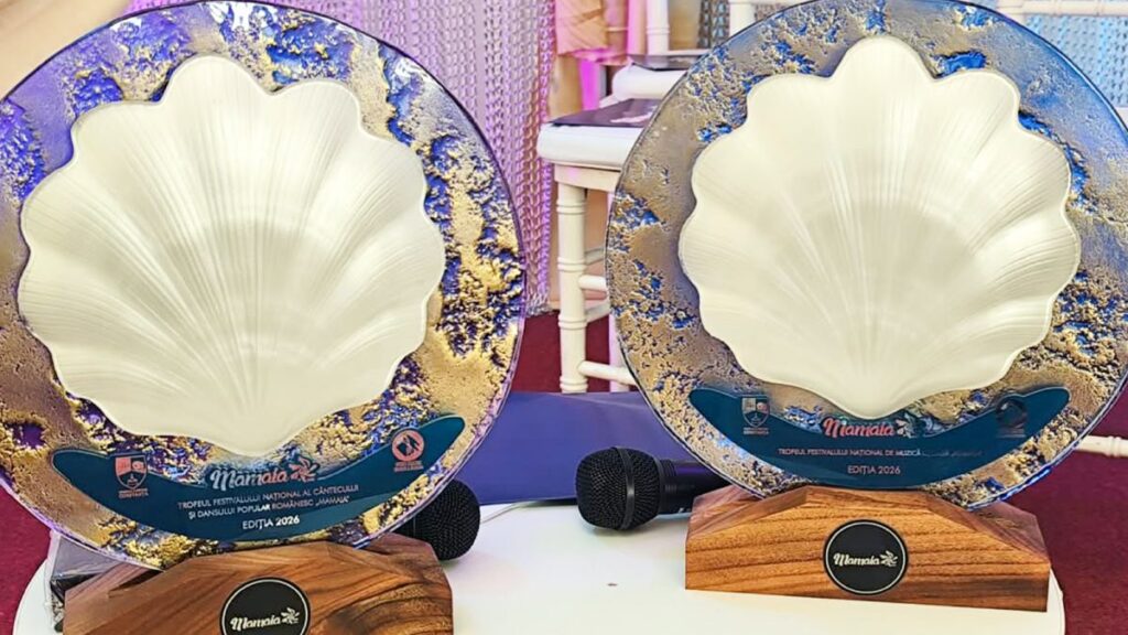 un-iesean-a-realizat-trofeele-pentru-festivalul-mamaia!-fiecare-piesa-este-unica,-fiind-decorata-cu-aur-coloidal-si-argint-pur