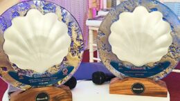 un-iesean-a-realizat-trofeele-pentru-festivalul-mamaia!-fiecare-piesa-este-unica,-fiind-decorata-cu-aur-coloidal-si-argint-pur