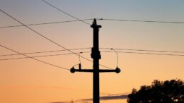 sute-de-case-din-bucium-au-ramas-fara-curent-electric!-localnicii-sunt-revoltati-deoarece-e.on-nu-a-facut-reconectarea-dupa-finalizarea-lucrarilor