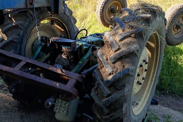 accident-grav-in-comuna-comarna!-o-persoana-a-ramas-prinsa-sub-un-tractor