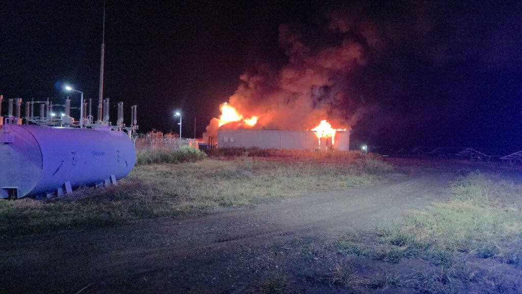 incendiu-la-o-hala-de-stocare-a-energiei-electrice-in-baterii-din-buzau.-mobilizare-majora-de-forte