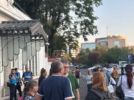 cateva-zeci-de-persoane-protesteaza-la-palatul-cotroceni:-te-am-votat-si-ne-ai-tradat-/-actorul-alex-bogdan,-printre-manifestanti