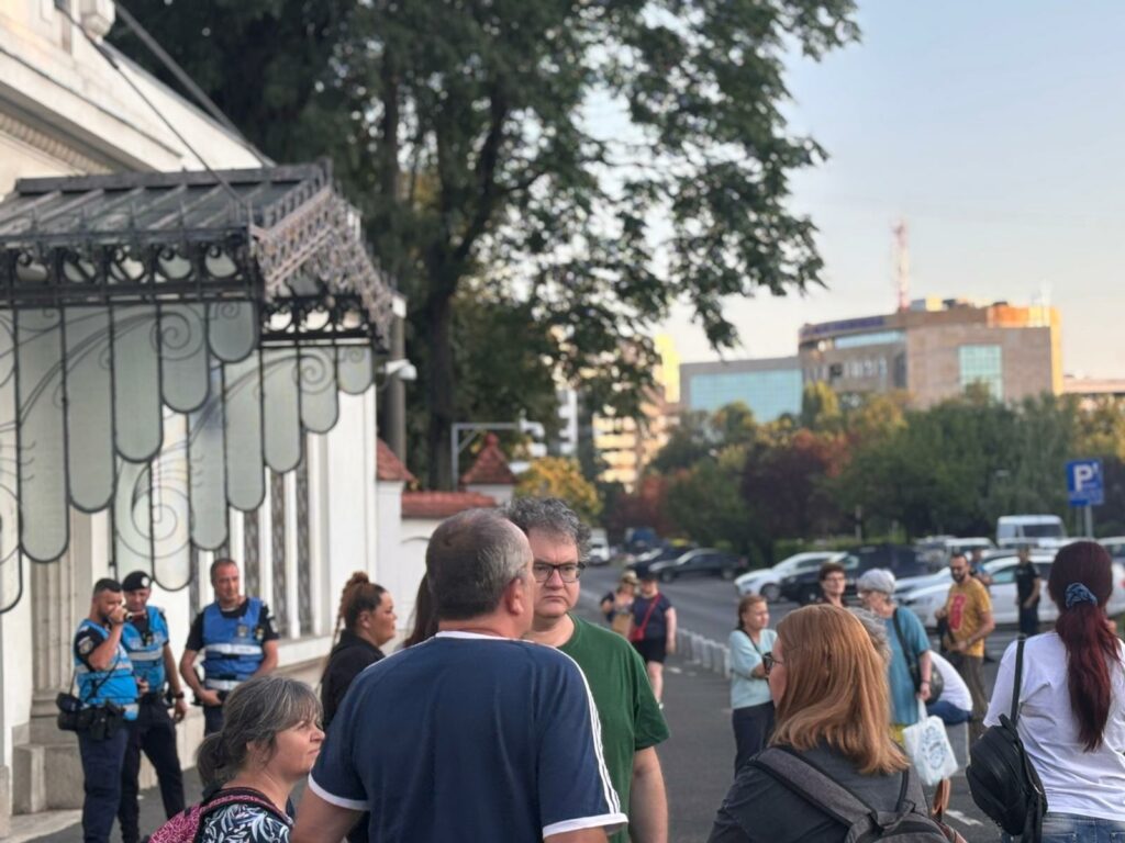 cateva-zeci-de-persoane-protesteaza-la-palatul-cotroceni:-te-am-votat-si-ne-ai-tradat-/-actorul-alex-bogdan,-printre-manifestanti