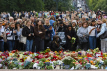 imagini-emotionante-din-norvegia.-sicriul-regelui-harald-v-a-ajuns-la-palatul-regal,-inconjurat-de-mii-de-oameni