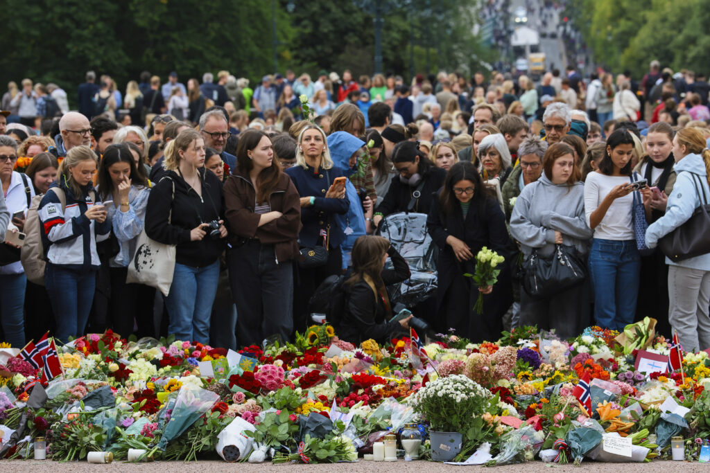 imagini-emotionante-din-norvegia.-sicriul-regelui-harald-v-a-ajuns-la-palatul-regal,-inconjurat-de-mii-de-oameni