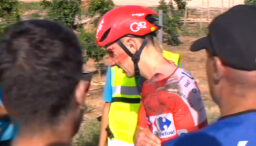 pogacar-a-abandonat-insangerat-si-in-lacrimi!-liderul-din-la-vuelta-a-facut-accident-cu-alt-ciclist