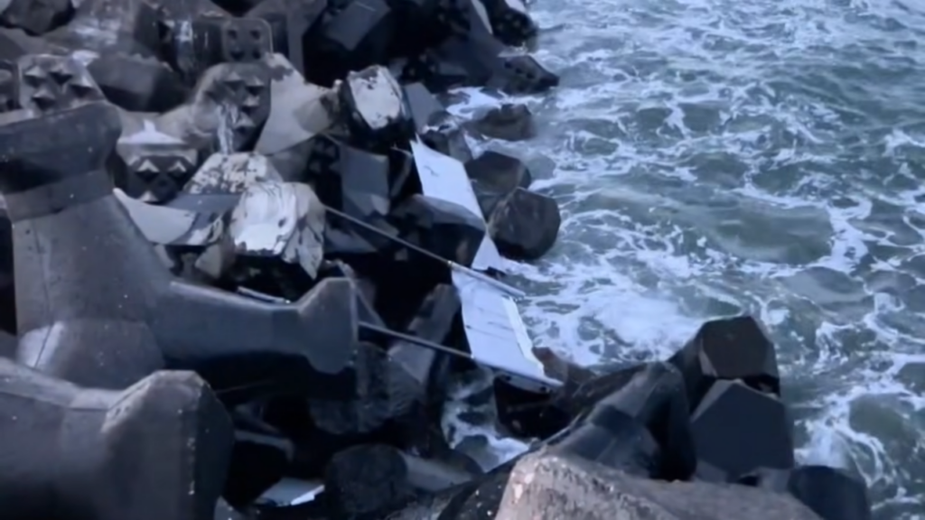 drona-gasita-pe-plaja-modern.-garda-de-coasta-intervine