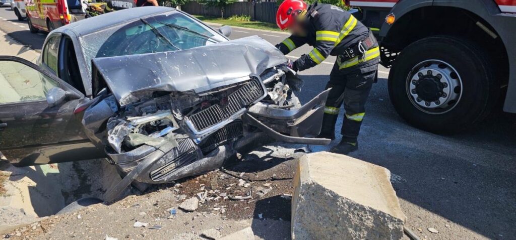 accident-rutier-in-comuna-bals!-doua-persoane-au-fost-ranite-dupa-ce-un-autoturism-a-intrat-intr-un-cap-de-pod
