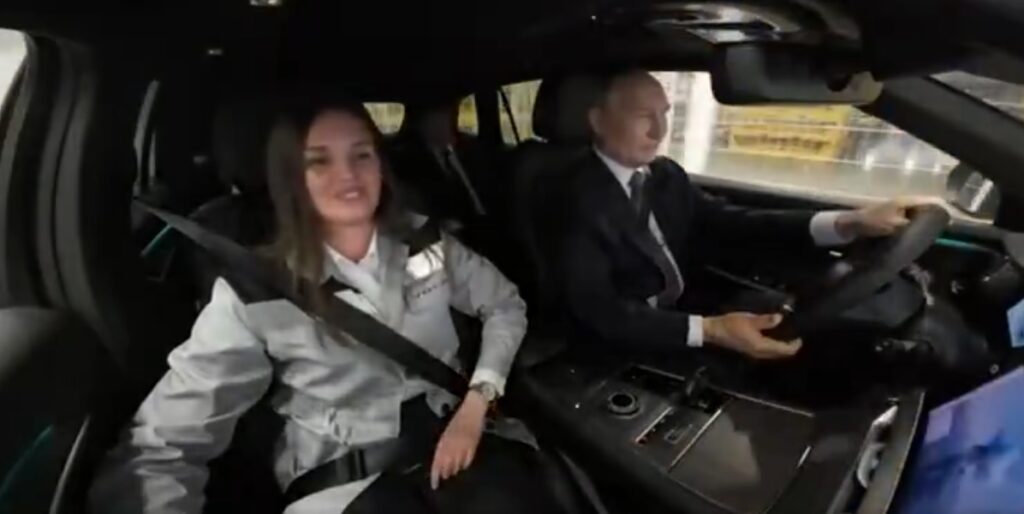 vladimir-putin-s-a-urcat-in-dacia-rusiei-si-le-a-inghetat-zambetul:-va-era-frica…