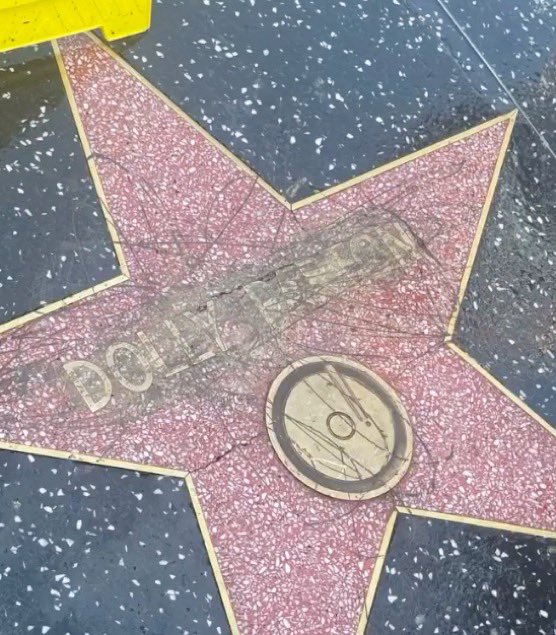 dolly-parton-primeste-o-noua-stea-pe-hollywood-walk-of-fame,-dupa-ce-prima-a-fost-vandalizata