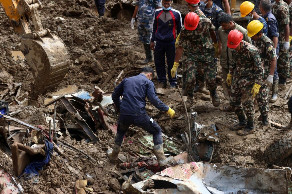 doua-persoane-scoase-in-viata-dintr-un-tunel-la-noua-zile-dupa-inundatiile-catastrofale-din-nepal