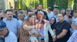 calin-georgescu,-intampinat-de-oameni-la-manastirea-dobrovat.-sustinatorii-au-facut-poze-si-l-au-imbratisat