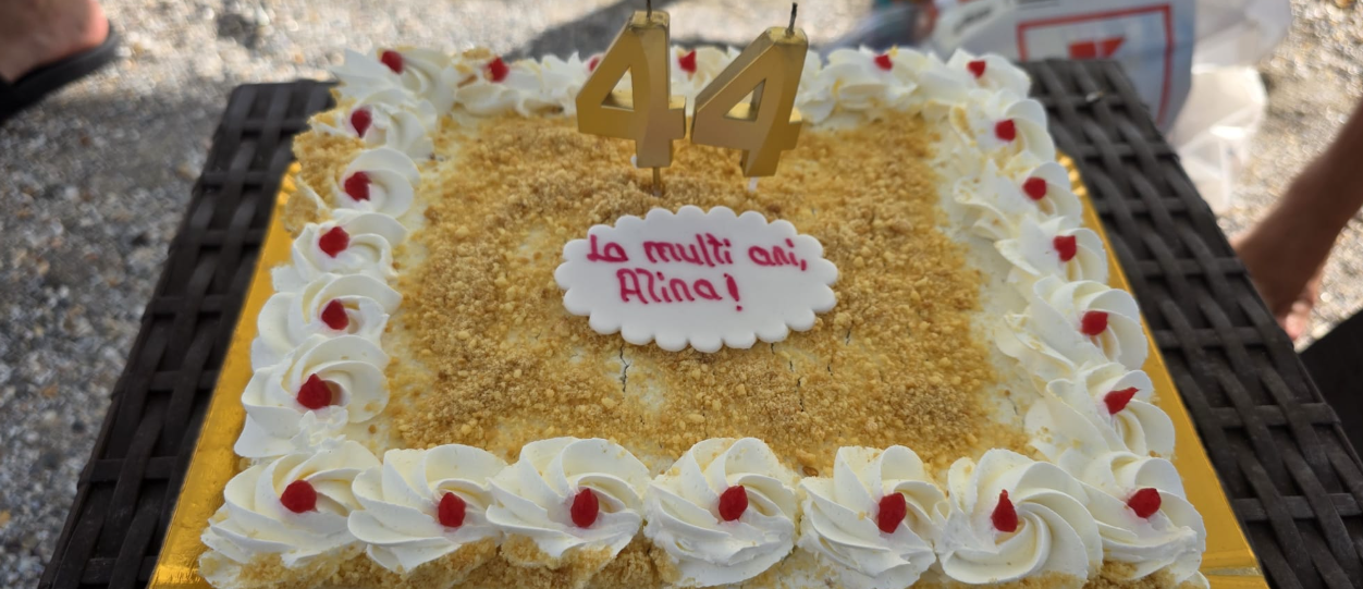 alina-dumitru-si-a-celebrat-ziua-de-nastere-la-malul-marii!-nimic-nou!-aniversare-tot-in-cantonament”