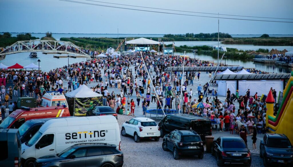 sute-de-oameni-au-venit-cu-autocarele-si-masinile-la-festivalul-de-la-jurilovca,-insa-in-acest-an-evenimentul-nu-se-tine.-cum-s-au-pacalit-turistii