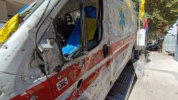 ambulanta-ucraineana-ciuruita-de-gloante,-expusa-in-fata-ambasadei-rusiei-din-portugalia