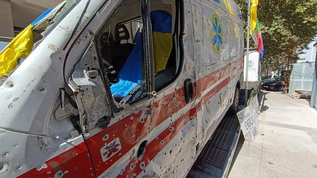 ambulanta-ucraineana-ciuruita-de-gloante,-expusa-in-fata-ambasadei-rusiei-din-portugalia