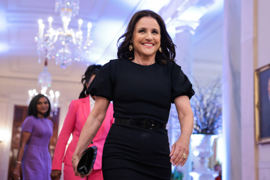 julia-louis-dreyfus-dezvaluie-ce-se-intampla-in-culisele-seinfeld:-au-fost-multe-conflicte