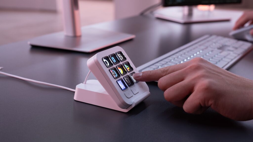 logitech-lanseaza-mx-keypad,-primul-centru-de-control-mx-bazat-pe-ai,-conceput-pentru-dezvoltatori
