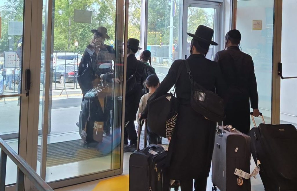 pelerini-hasidici,-prinsi-in-haosul-de-la-iasi!-zboruri-din-tel-aviv-afectate-dupa-alerta-ro-alert