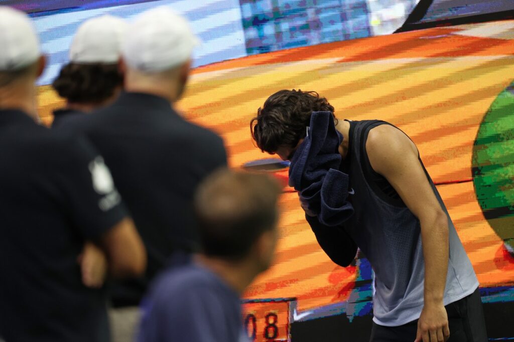 scene-socante-la-us-open!-carlos-alcaraz-a-vomitat-in-timpul-meciului-maraton-cu-ben-shelton!