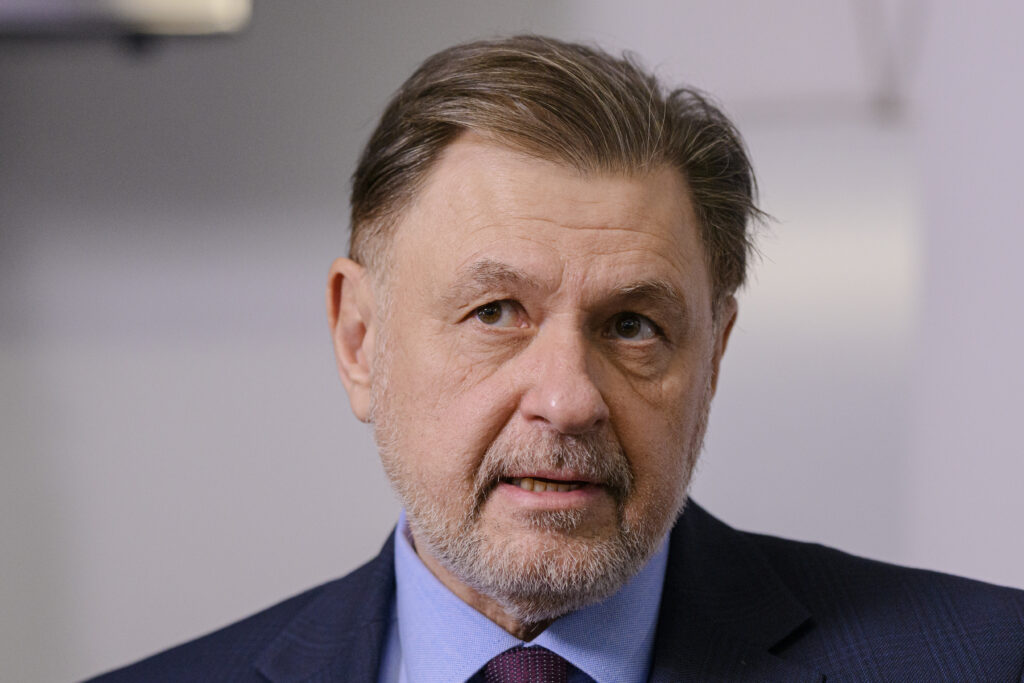 un-fost-ministru-al-sanatatii-critica-guvernul-si-spune-ca-intarzie-finantarea-unor-tratamente:-toate-risca-sa-nu-mai-fie-la-dispozitia-pacientilor