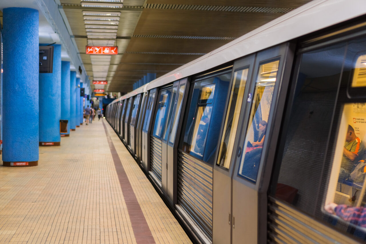 tanara-lovita-de-metrou-la-stefan-cel-mare