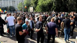 ciobanii-isi-striga-disperarea-in-fata-guvernului:-vor-sa-ne-omoare,-la-fel-ca-in-miorita.-traficul-de-pe-kiseleff,-blocat