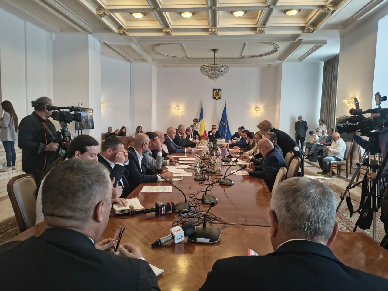 senatorii-din-comisia-de-aparare-dezbat-raportul-proiectului-de-lege-care-ar-limita-mandatele-sefilor-de-servicii-secrete-la-8-ani