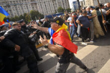 sorin-grindeanu-ii-cere-premierului-sa-intervina-pentru-detensionarea-protestelor:-bolojan,-iesi-de-dupa-perdelele-de-la-guvern