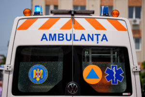 plan-rosu-la-bacau.-zeci-de-copii-se-simt-rau,-numeroase-echipaje-medicale-au-fost-trimise-in-misiune