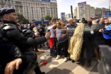 piata-victoriei,-pe-un-butoi-cu-pulbere-24-de-persoane,-printre-care-si-8-jandarmi,-ranite-la-protestul-oierilor-27-de-protestatari-au-fost-retinuti-dupa-ce-au-aruncat-cu-garduri.-jandarmii-au-raspuns-cu-gaze-lacrimogene