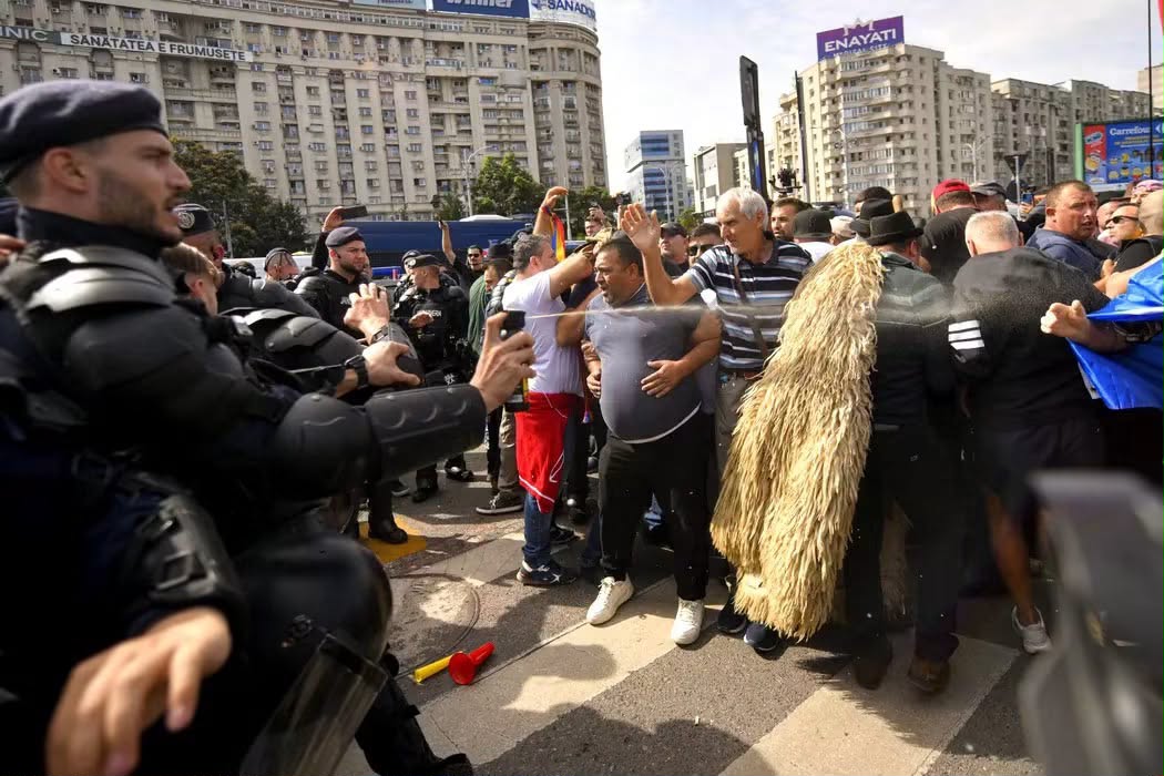 piata-victoriei,-pe-un-butoi-cu-pulbere-24-de-persoane,-printre-care-si-8-jandarmi,-ranite-la-protestul-oierilor-27-de-protestatari-au-fost-retinuti-dupa-ce-au-aruncat-cu-garduri.-jandarmii-au-raspuns-cu-gaze-lacrimogene