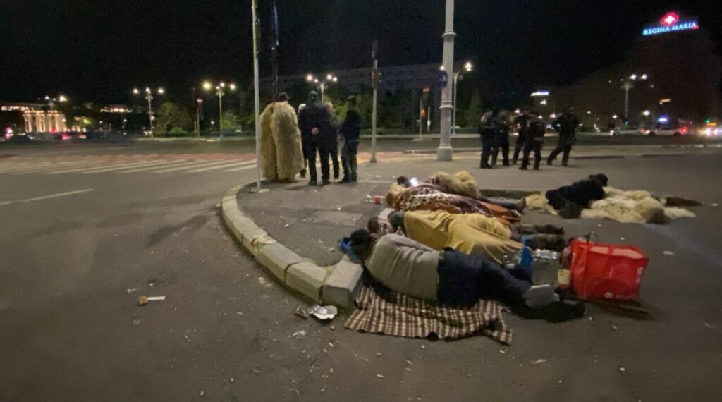 imaginile-disperarii-dupa-protestul-cu-violente-din-piata-victoriei,-oierii-s-au-culcat-pe-trotuare-in-fata-guvernului.-au-adormit-cu-capul-pe-borduri,-cu-gandul-la-noua-zi-de-proteste-care-ii-asteapta