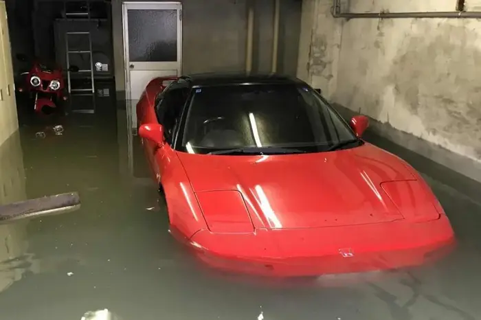 suma-astronomica-platita-pe-o-honda-nsx,-care-a-fost-inundata-si-care-are-236.776-kilometri-la-bord