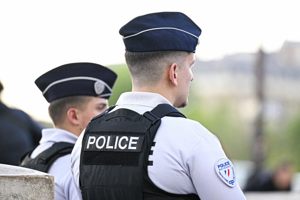 ofiter-de-politie-din-franta,-arestat-preventiv-pentru-terorism.-ar-fi-fabricat-arme-3d