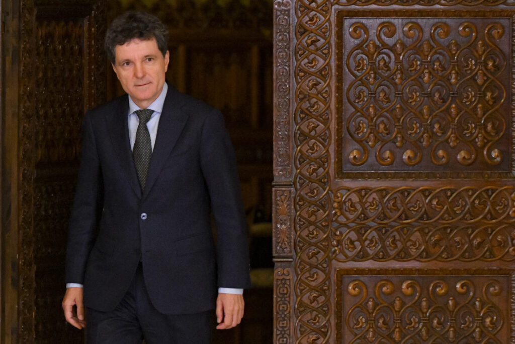 nicusor-dan-zboara-in-sua-cu-avionul-folosit-si-de-klaus-iohannis.-cat-au-costat-cursele-prezidentiale