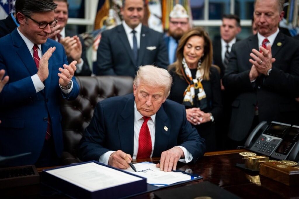 trump-a-semnat-legea-care-loveste-rusia-cu-noi-sanctiuni.-flota-fantoma-a-lui-putin,-vanata-de-americani