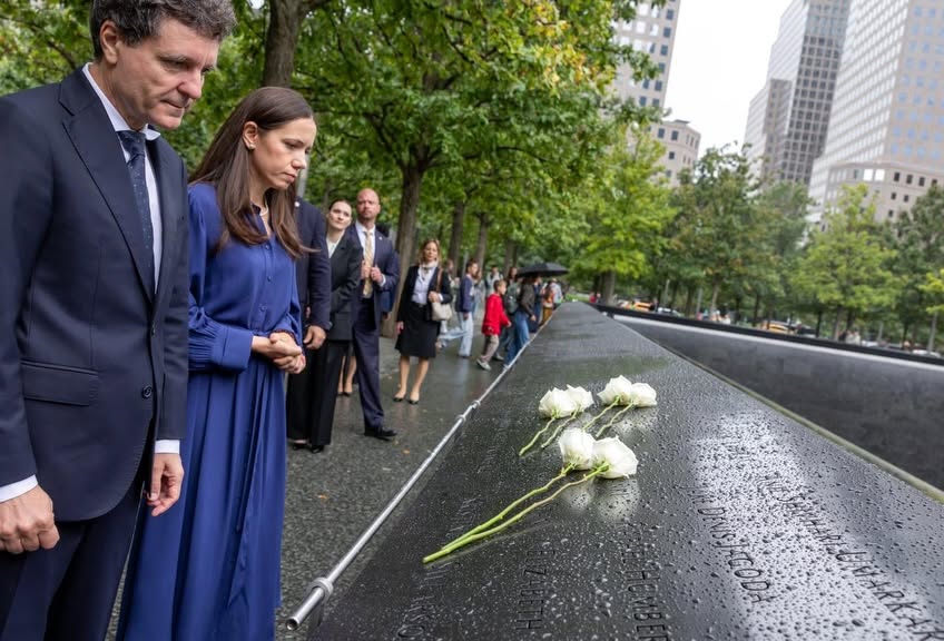 nicusor-dan-si-mirabela-gradinaru-au-depus-flori-la-memorialul-9/11-din-sua