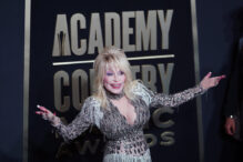 scandal-pe-mostenirea-lui-dolly-parton.-nepotul-care-i-a-anuntat-moartea-a-fost-concediat-din-firma-de-paza-a-artistei