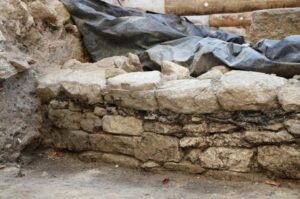 orasul-paris-isi-poate-rescrie-istoria-un-zid-galic-vechi-de-peste-2.000-de-ani,-descoperit-pe-ile-de-la-cite