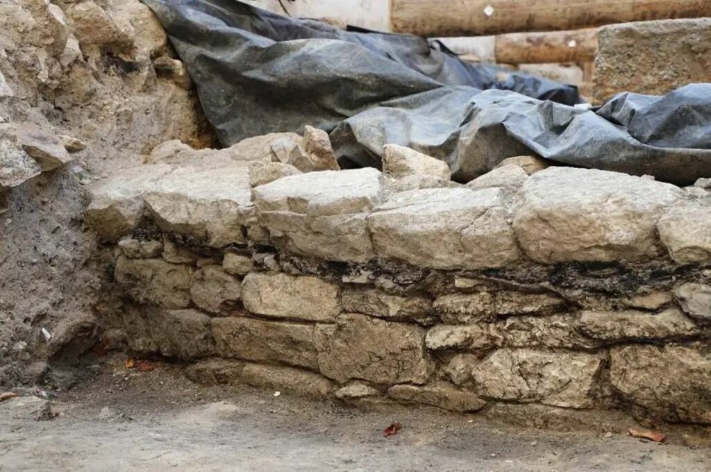 orasul-paris-isi-poate-rescrie-istoria-un-zid-galic-vechi-de-peste-2.000-de-ani,-descoperit-pe-ile-de-la-cite