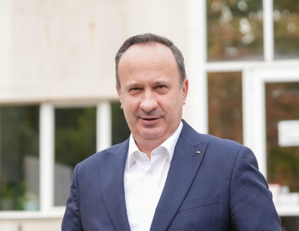 banii-nu-fac-politica.-adrian-caciu:-pietele-globale-imping-dobanzile-in-sus,-nu-situatia-politica-interna