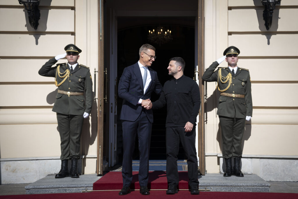 presedintele-finlandei-ii-cere-lui-musk-sa-extinda-starlink-in-ucraina-pentru-lovirea-lansatoarelor-rusesti