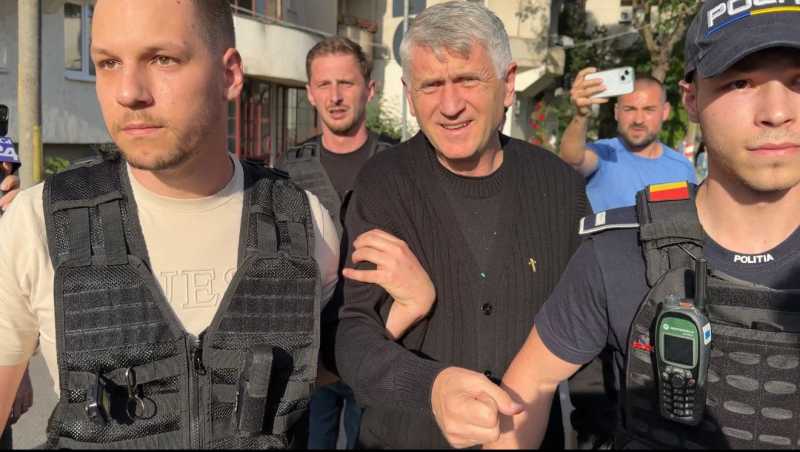 surse-|-cristian-pomohaci-si-confidentul-sau-isi-povesteau-aventurile-cu-minori.-au-fost-arestati-preventiv-pentru-30-zile-in-noul-dosar