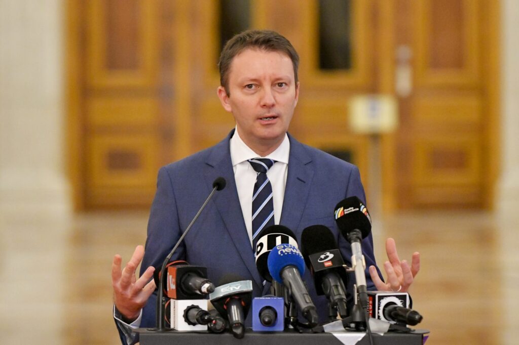 zi-decisiva-pentru-guvernul-muresan.-premierul-desemnat-depune-la-parlament-programul-de-guvernare-si-lista-ministrilor/documentul-integral-este-disponibil