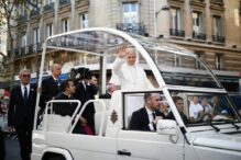 papa-leon-al-xiv-lea-a-intrat-in-notre-dame-renascuta-din-cenusa-300.000-de-oameni-l-au-intampinat-la-paris