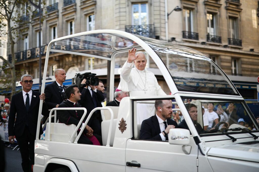 papa-leon-al-xiv-lea-a-intrat-in-notre-dame-renascuta-din-cenusa-300.000-de-oameni-l-au-intampinat-la-paris