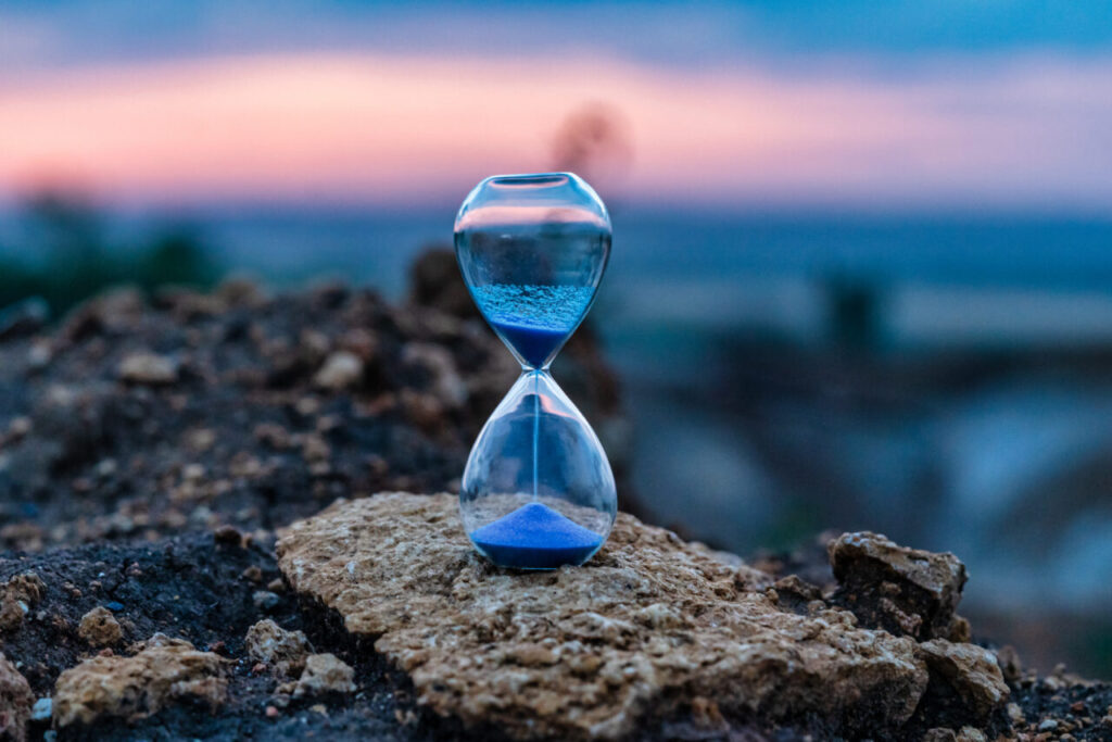 de-ce-trece-timpul-mai-repede-cand-imbatranim.-explicatia-stiintifica