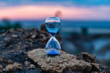 de-ce-trece-timpul-mai-repede-cand-imbatranim.-explicatia-stiintifica