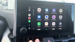 google-maps-adauga-noi-alerte-pentru-semafoare-si-semne-de-circulatie-in-interfata-android-auto